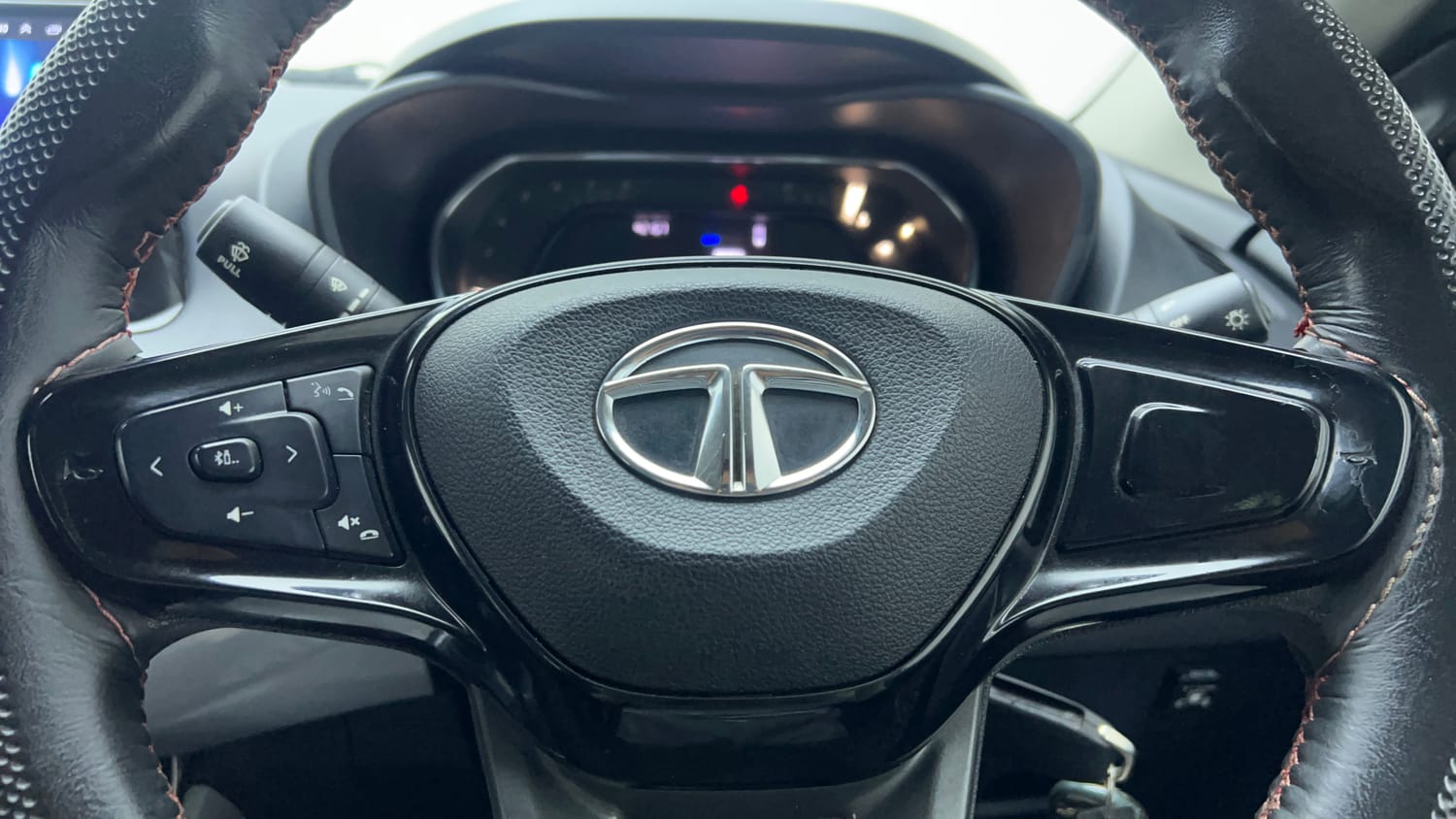 Used 2023 Tata Nexon XM S Petrol + CNG(Outside Fitted) Cng Manual top_features Steering mounted controls
