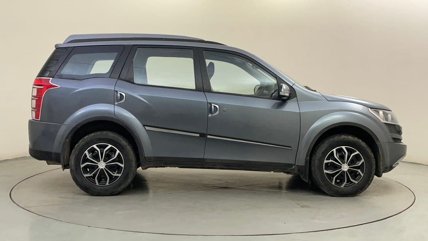 Used 2015 Mahindra XUV500 W6 Diesel Manual exterior RIGHT SIDE VIEW