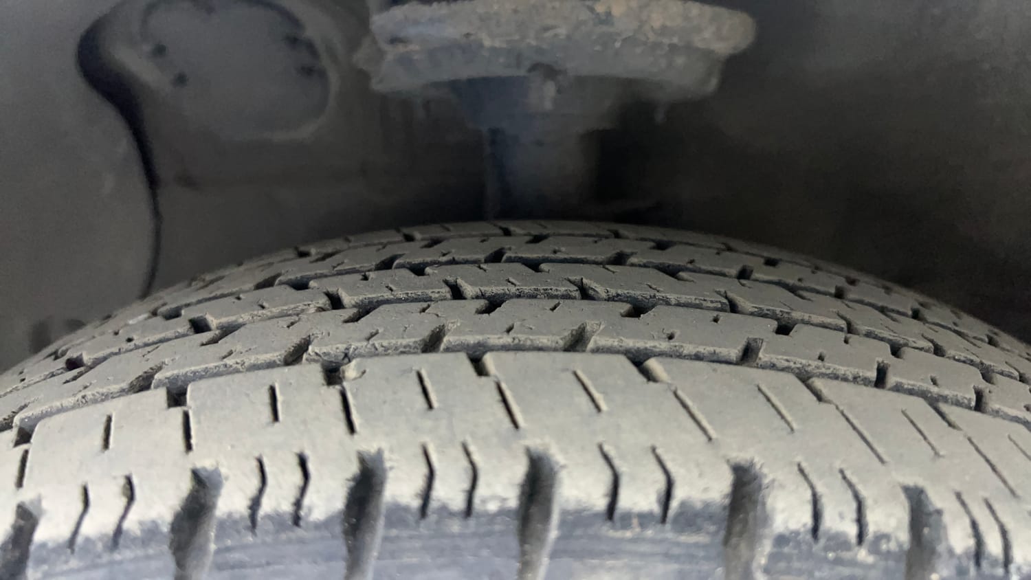 Used 2017 Hyundai Grand i10 Sportz (O) AT 1.2 Kappa VTVT Petrol Automatic tyres LEFT FRONT TYRE TREAD VIEW