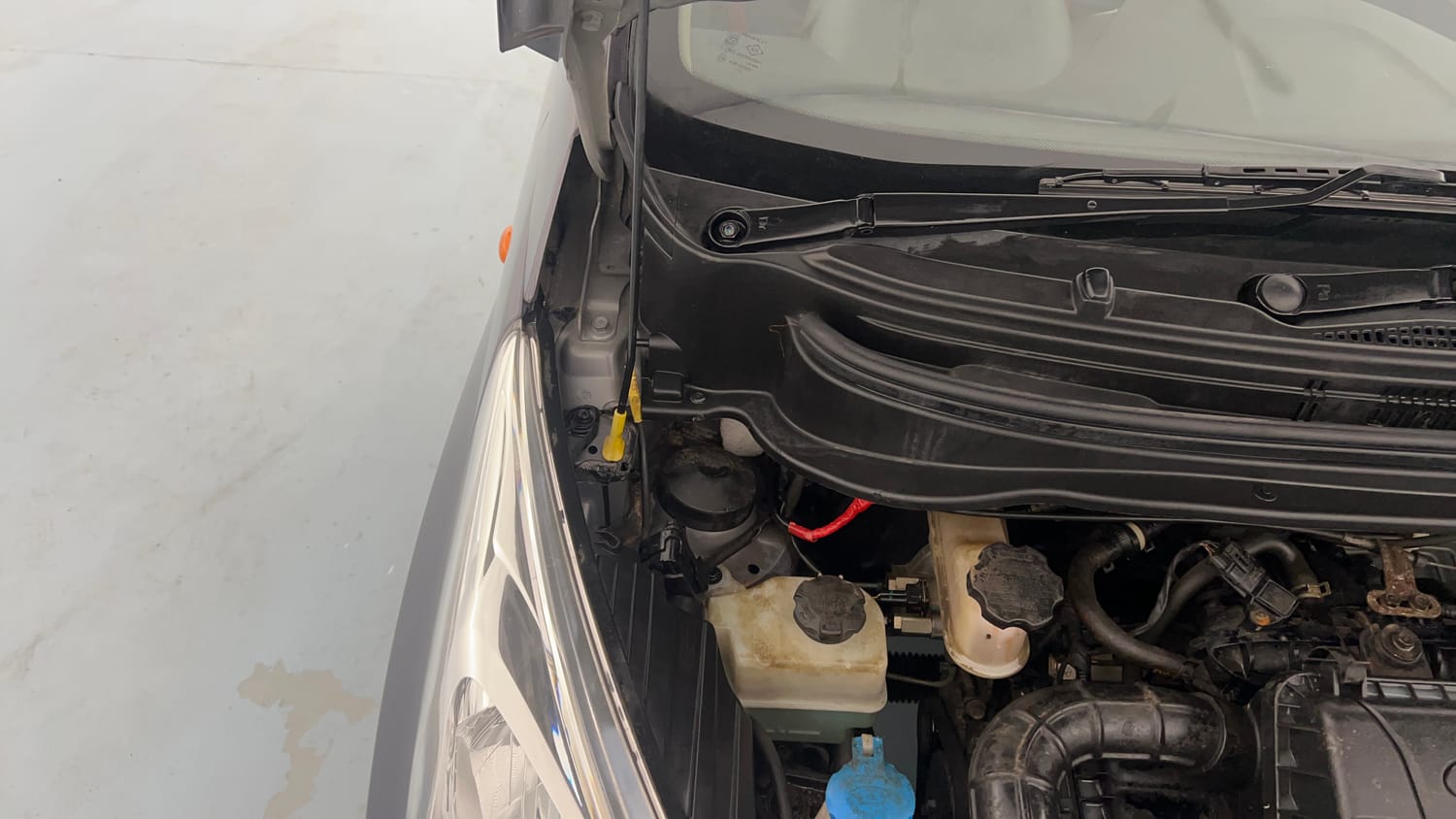 Used 2017 Hyundai Eon Era + Petrol Manual engine ENGINE RIGHT SIDE HINGE & APRON VIEW