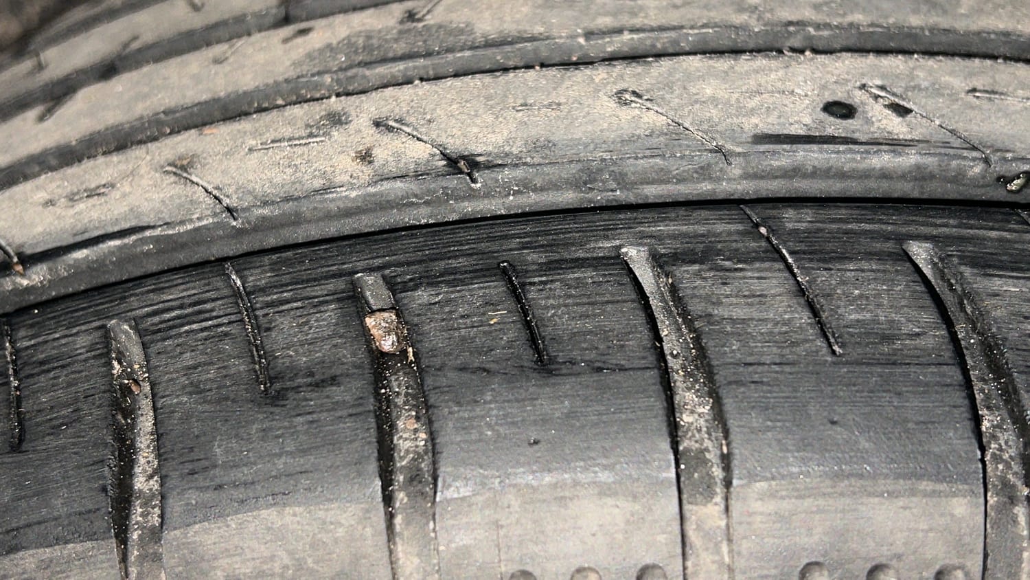 Used 2022 Skoda Kushaq Style 1.5L TSI DSG (6 Airbags) Petrol Automatic tyres LEFT REAR TYRE TREAD VIEW