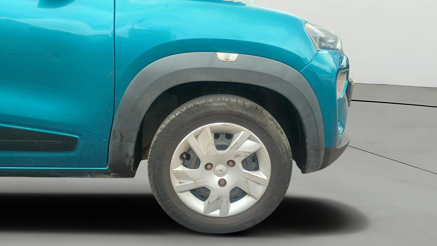 Used 2020 Renault Kwid RXT Petrol Manual tyres RIGHT FRONT TYRE RIM VIEW