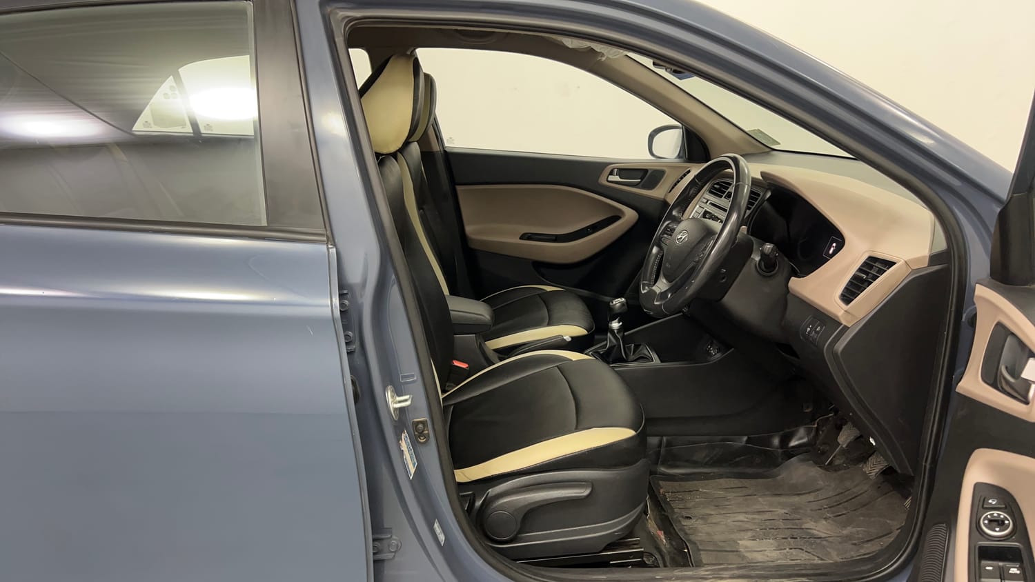 Used 2015 Hyundai Elite i20 Asta 1.2 Petrol Manual interior RIGHT SIDE FRONT DOOR CABIN VIEW