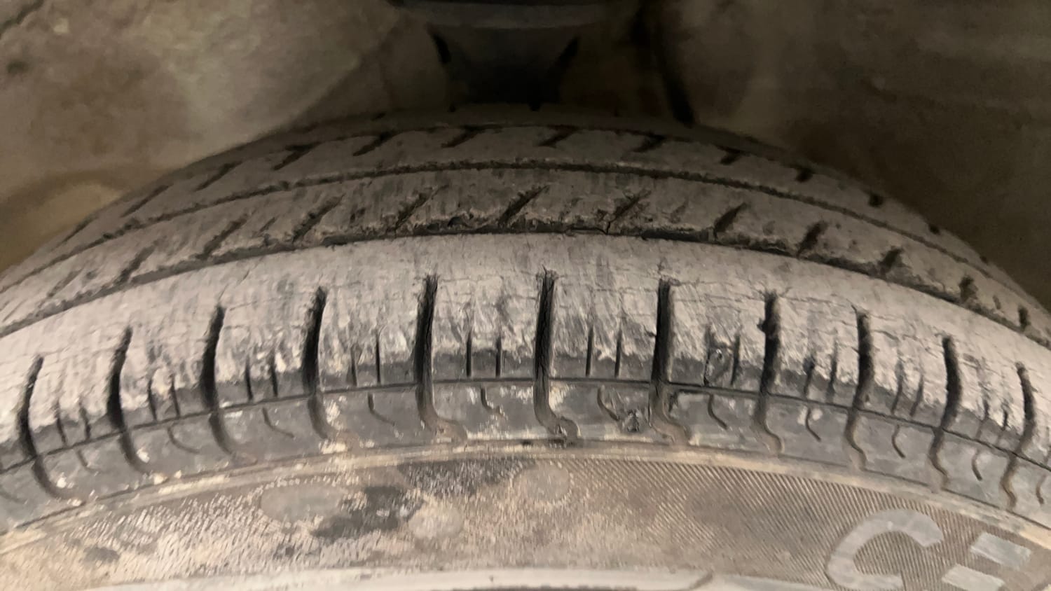 Used 2014 Maruti Suzuki Alto 800 LXI CNG (outside fitted) Cng Manual tyres LEFT FRONT TYRE TREAD VIEW