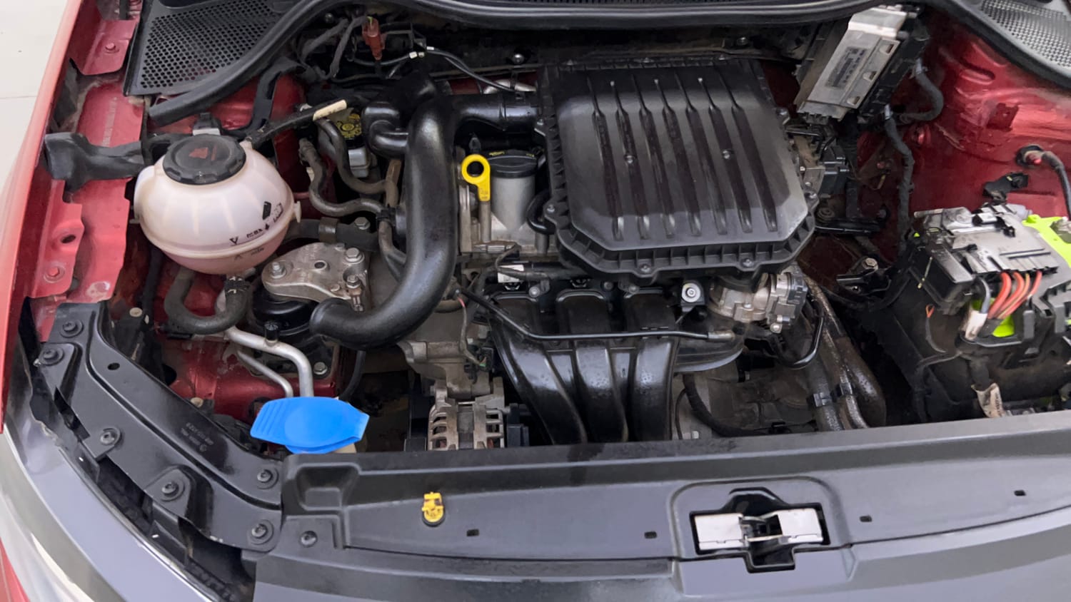 Used 2019 Volkswagen Ameo Highline Plus 1.0L (P) 16 Alloy Petrol Manual engine ENGINE RIGHT SIDE VIEW