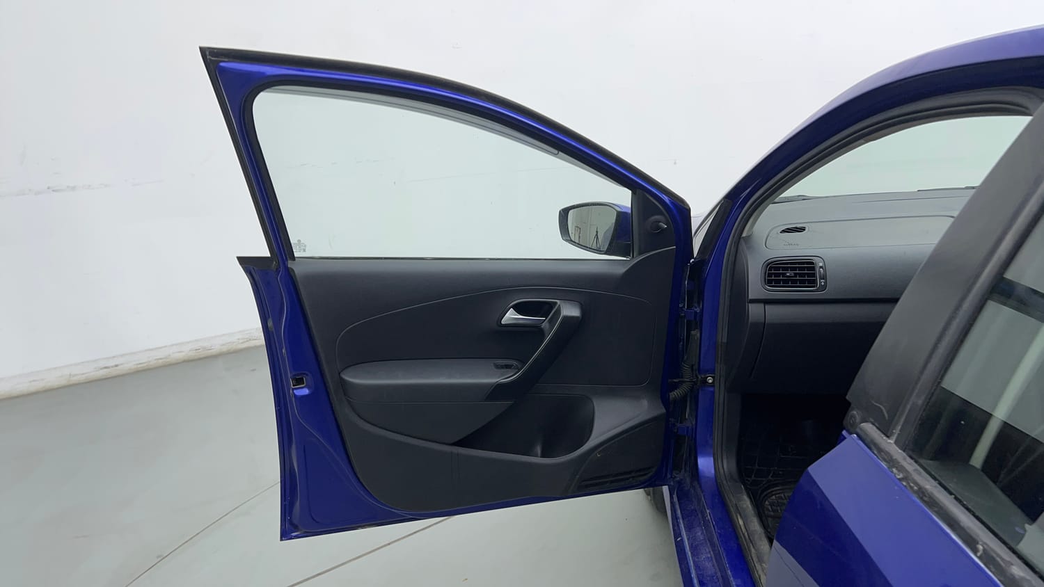 Used 2019 Volkswagen Ameo Trendline 1.0L (P) Petrol Manual interior LEFT FRONT DOOR OPEN VIEW