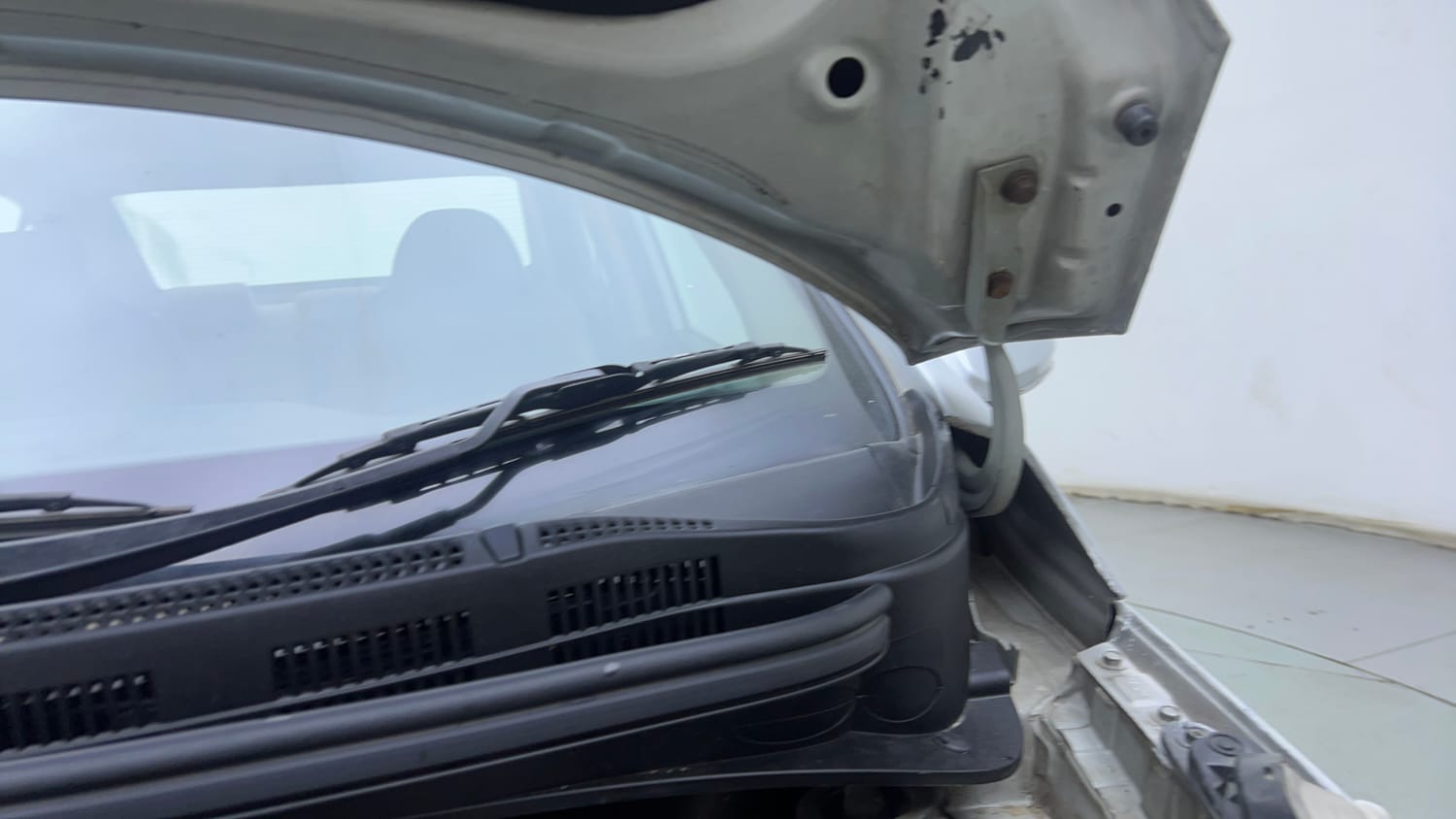 Used 2015 Hyundai Xcent S 1.2 (O) Petrol Manual engine ENGINE LEFT SIDE HINGE & APRON VIEW