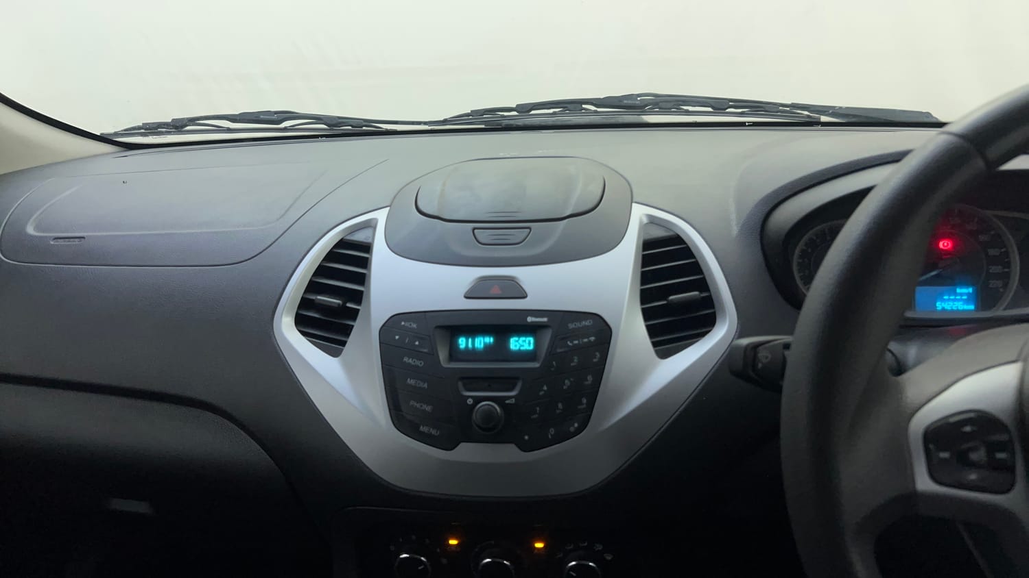 Used 2016 Ford Figo Trend 1.2 Ti-VCT Petrol Manual top_features Integrated (in-dash) music system