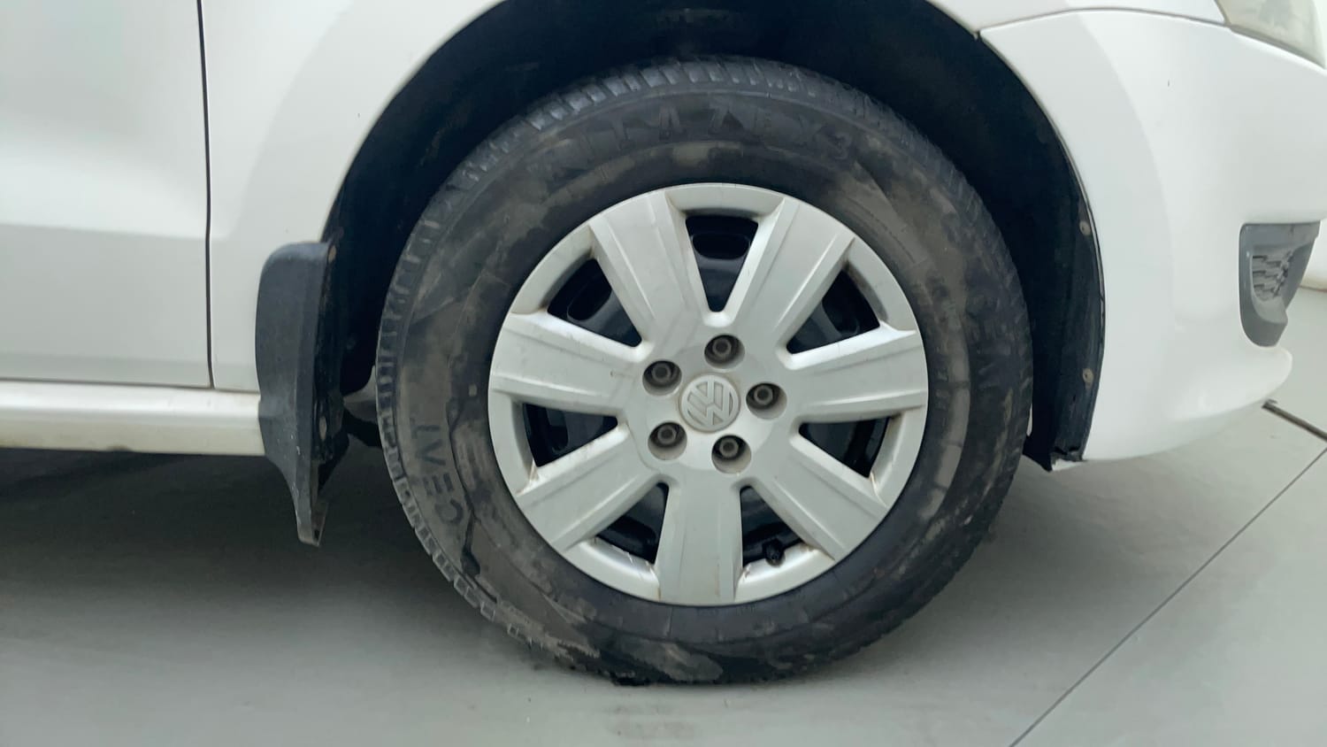 Used 2013 Volkswagen Polo Trendline 1.2L (P) Petrol Manual tyres RIGHT FRONT TYRE RIM VIEW