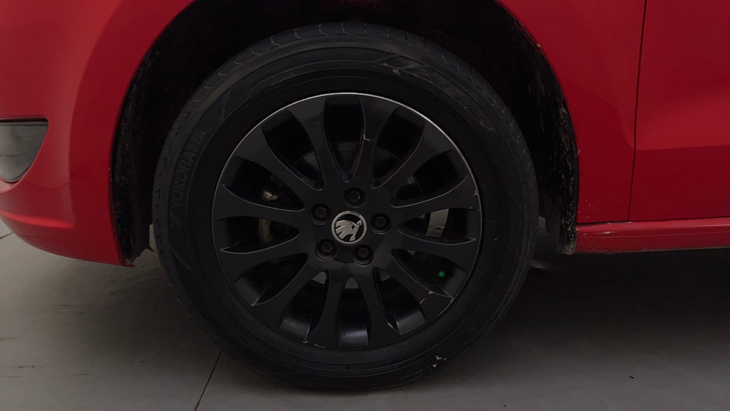 Used 2015 Skoda Rapid 1.6 MPI Elegance Plus Petrol Manual tyres LEFT FRONT TYRE RIM VIEW