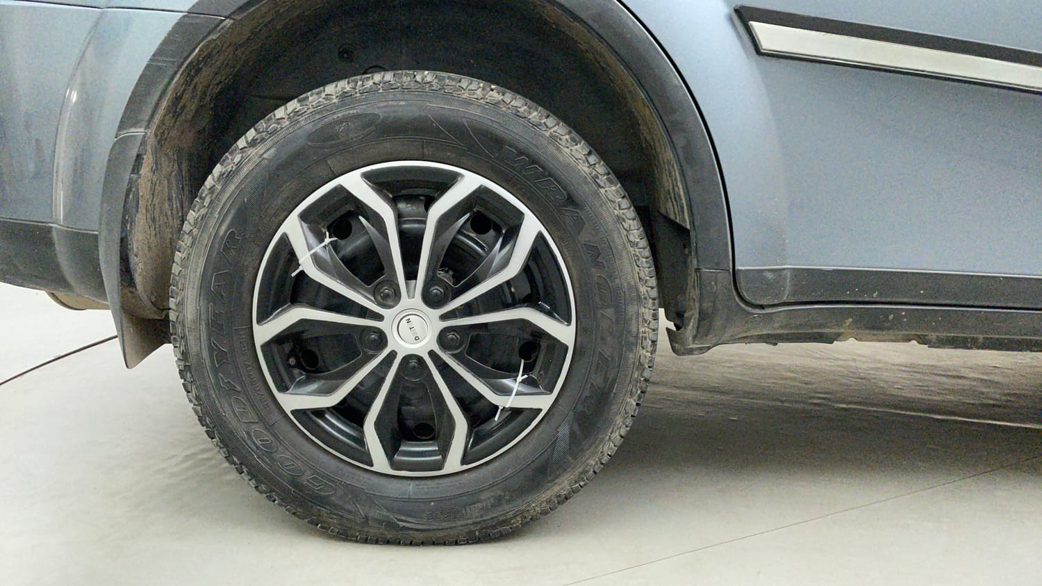 Used 2015 Mahindra XUV500 W6 Diesel Manual tyres RIGHT REAR TYRE RIM VIEW