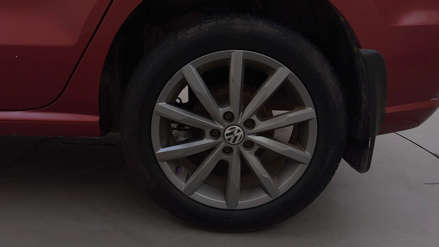 Used 2019 Volkswagen Ameo Highline Plus 1.0L (P) 16 Alloy Petrol Manual tyres LEFT REAR TYRE RIM VIEW