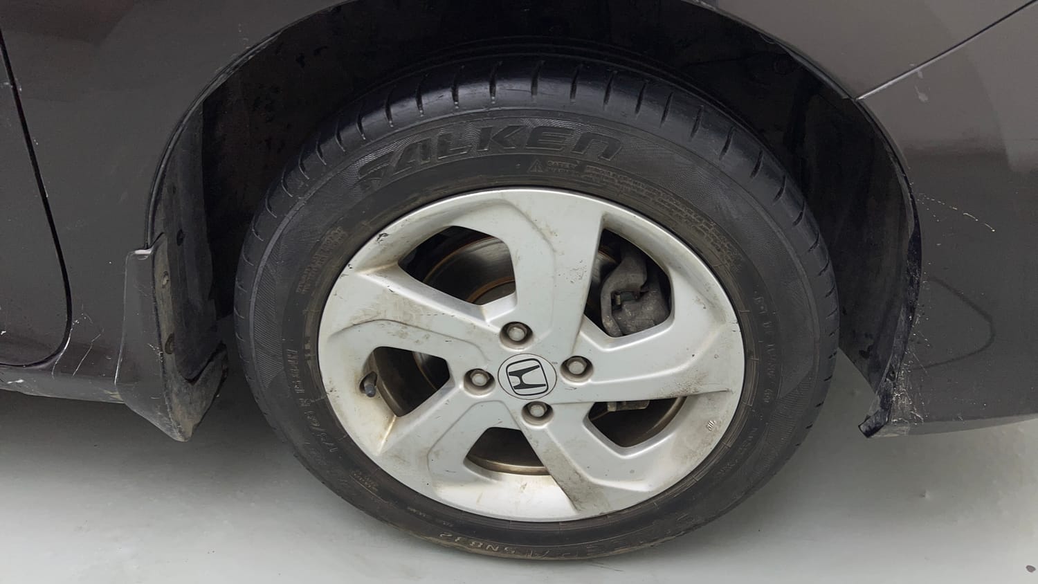 Used 2015 Honda City V Petrol Manual tyres RIGHT FRONT TYRE RIM VIEW