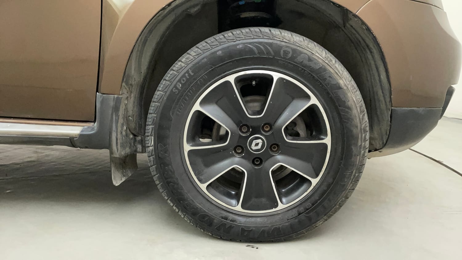 Used 2016 Renault Duster 110 PS RXZ 4X2 MT Diesel Diesel Manual tyres RIGHT FRONT TYRE RIM VIEW