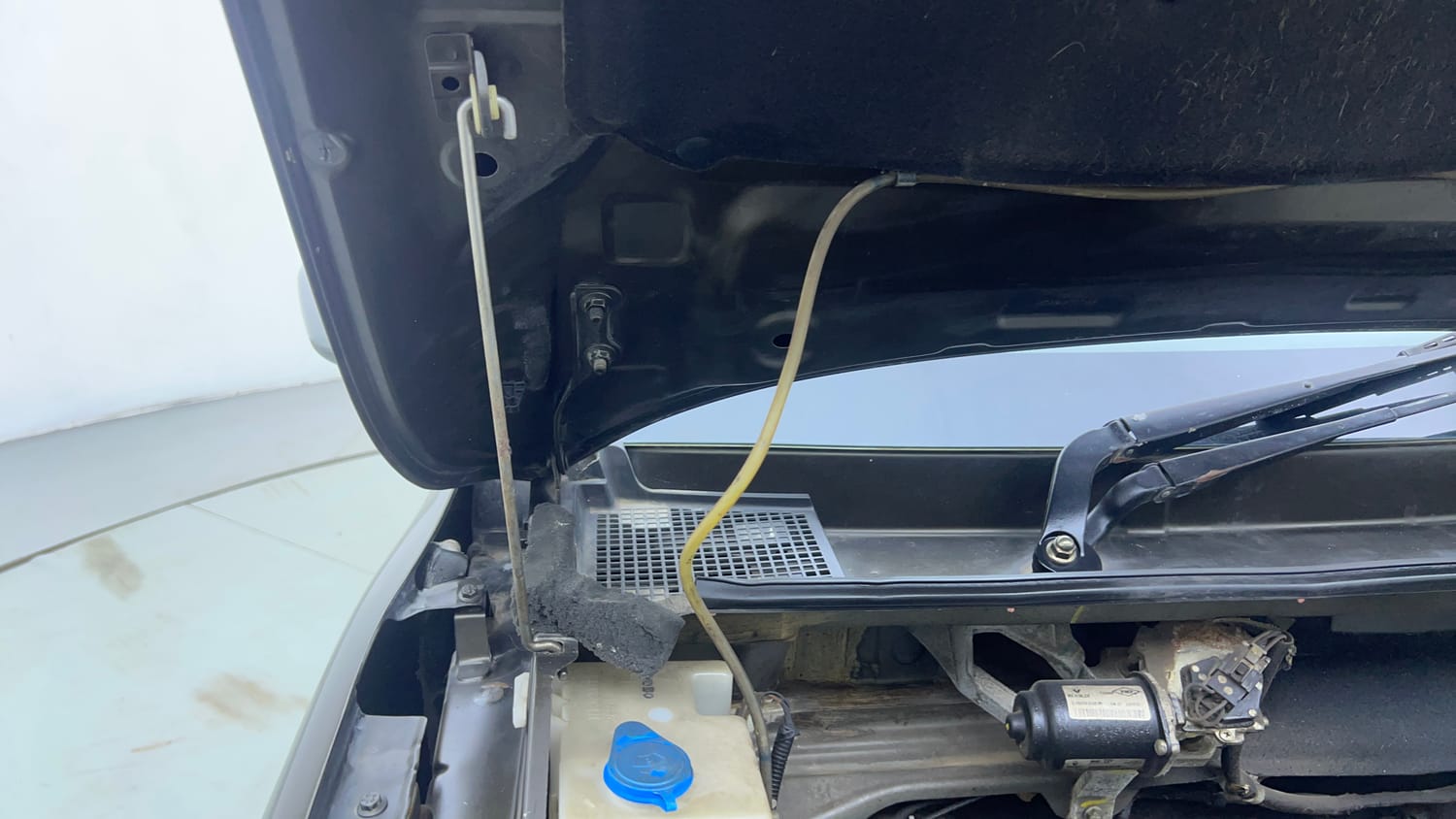 Used 2019 Renault Kwid 1.0 RXT AMT Opt Petrol Automatic engine ENGINE RIGHT SIDE HINGE & APRON VIEW