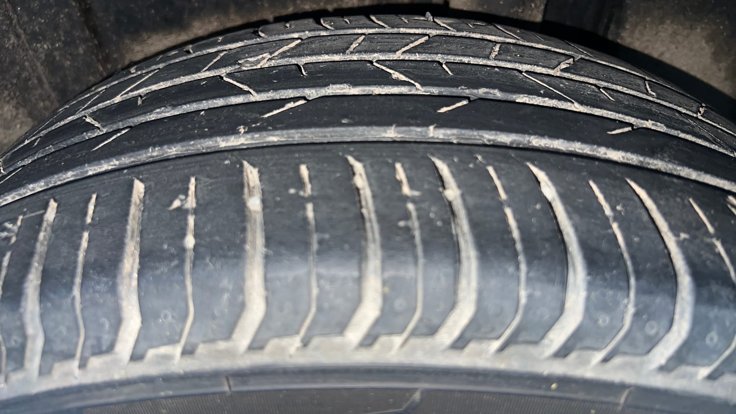 Used 2022 Skoda Slavia Style 1.0L TSI MT Petrol Manual tyres LEFT REAR TYRE TREAD VIEW