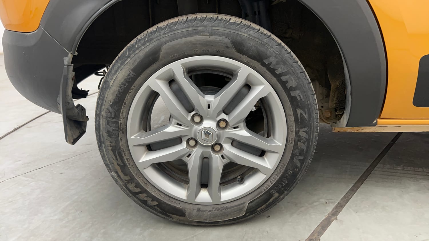 Used 2022 Renault Triber RXZ EASY-R AMT Dual Tone Petrol Automatic tyres RIGHT REAR TYRE RIM VIEW