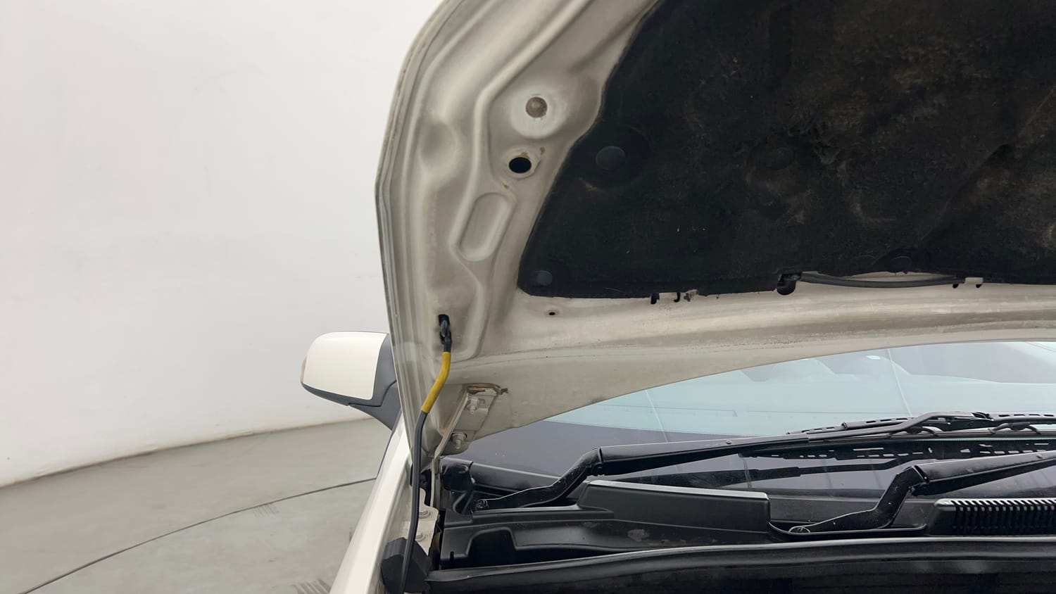 Used 2015 Ford Figo Duratec Petrol ZXI 1.2 Petrol Manual engine ENGINE RIGHT SIDE HINGE & APRON VIEW