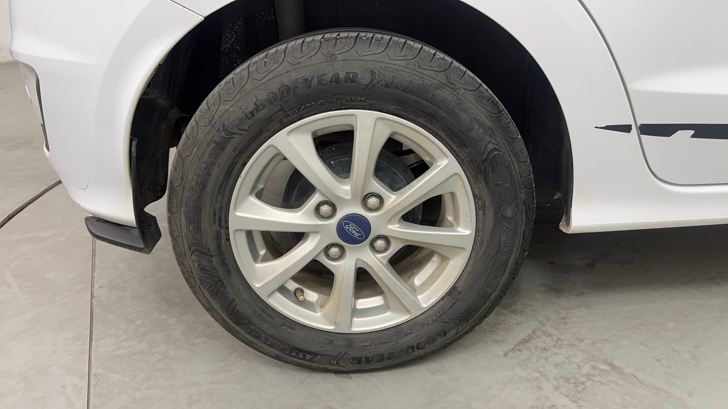 Used 2019 Ford Figo Titanium 1.2 Ti-VCT MT Petrol Manual tyres RIGHT REAR TYRE RIM VIEW