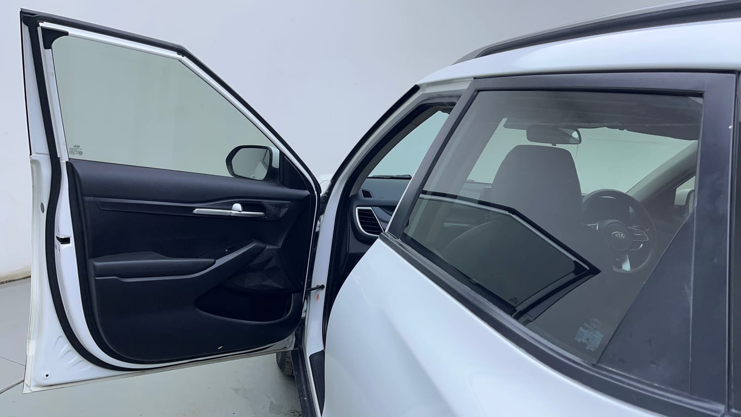 Used 2020 Kia Seltos HTK Plus 1.5 Diesel Diesel Manual interior LEFT FRONT DOOR OPEN VIEW