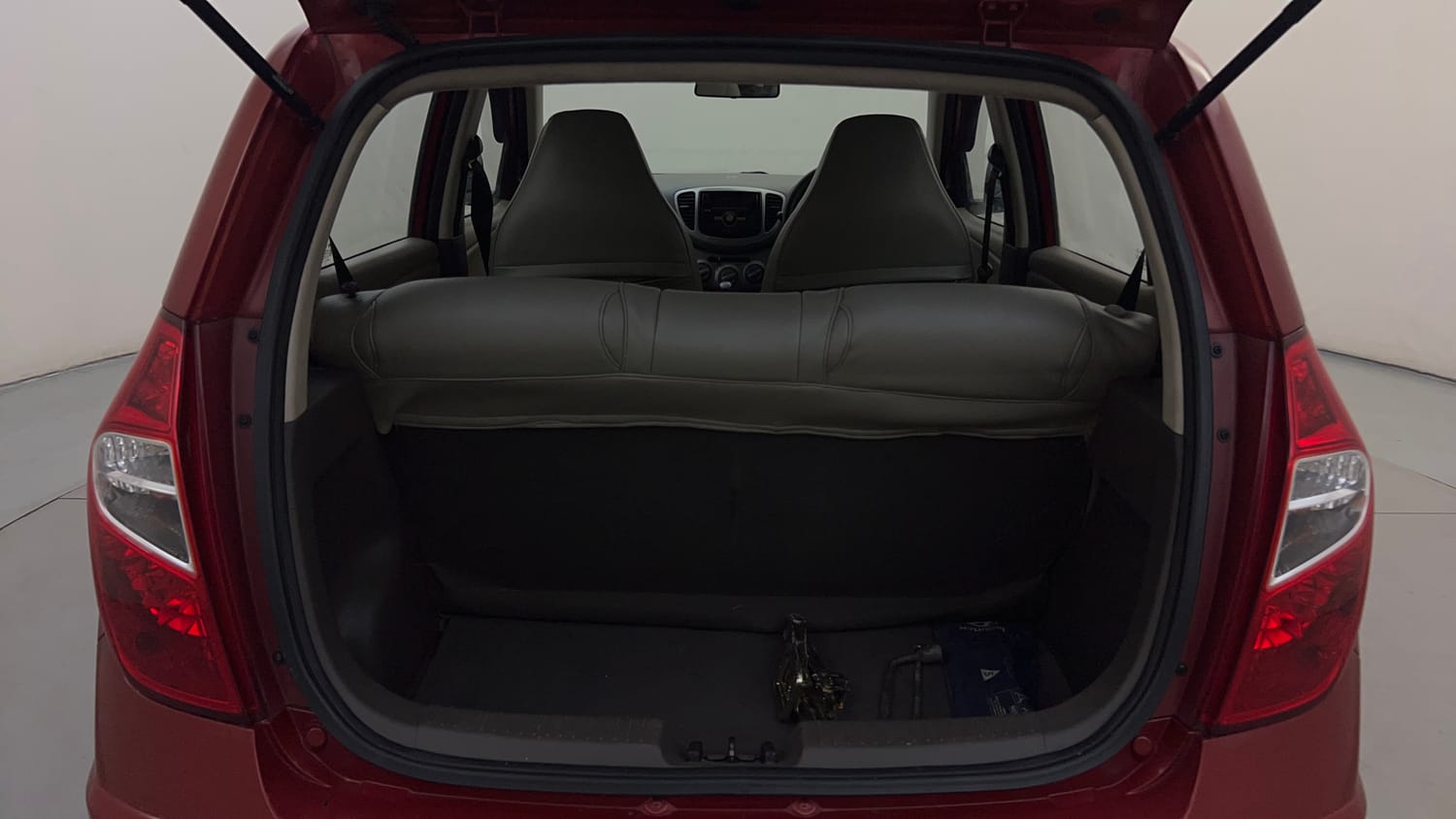 Used 2013 Hyundai i10 Era 1.1 iRDE2 Petrol Manual interior DICKY INSIDE VIEW