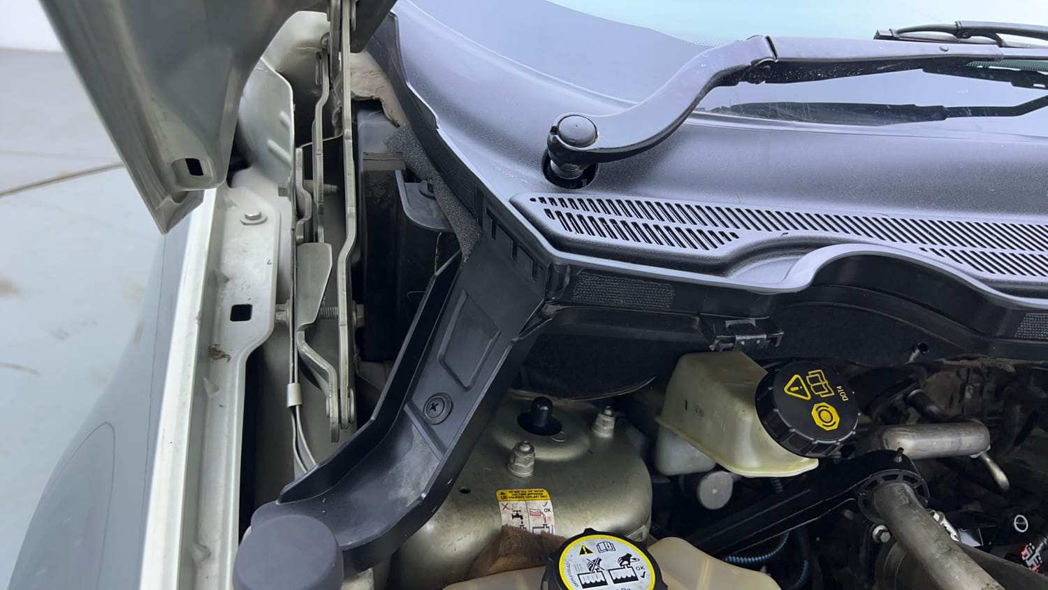 Used 2014 Ford EcoSport Titanium 1.5 TDCi Diesel Manual engine ENGINE RIGHT SIDE HINGE & APRON VIEW