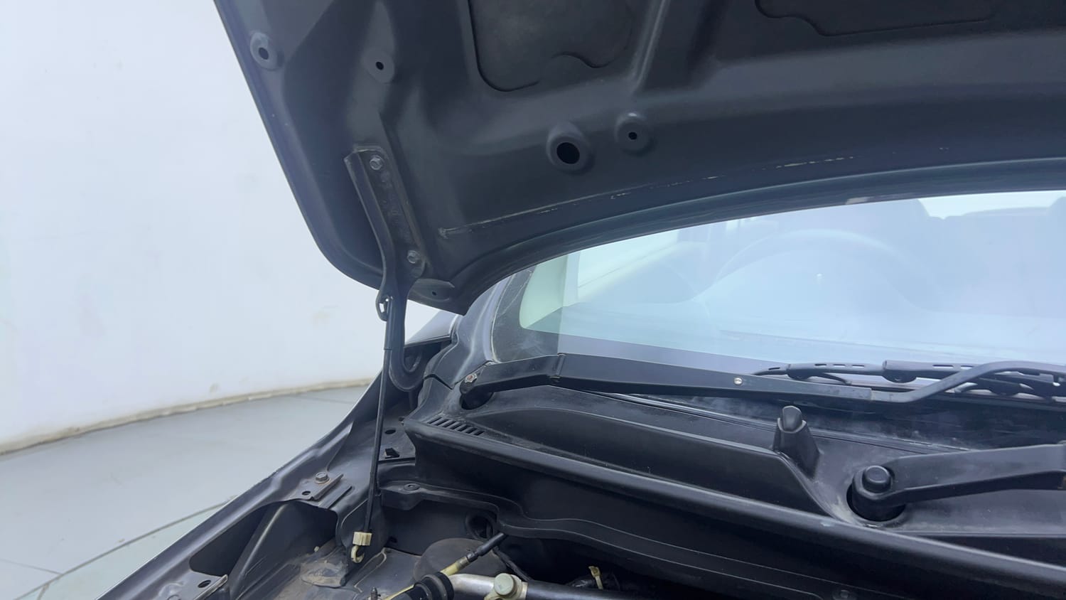 Used 2020 Maruti Suzuki Celerio ZXi Petrol Manual engine ENGINE RIGHT SIDE HINGE & APRON VIEW