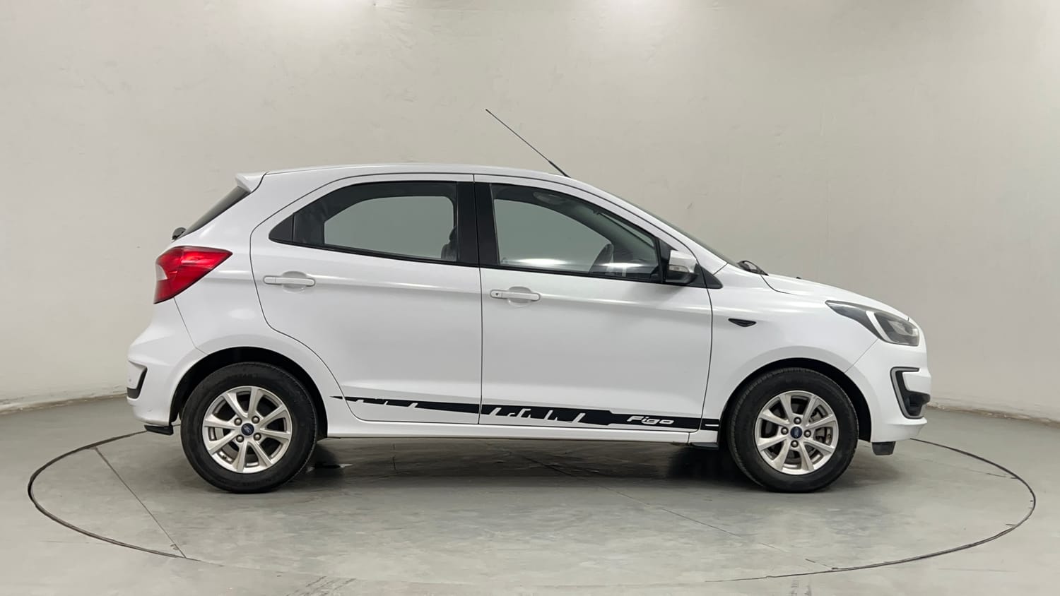 Used 2019 Ford Figo Titanium 1.2 Ti-VCT MT Petrol Manual exterior RIGHT SIDE VIEW