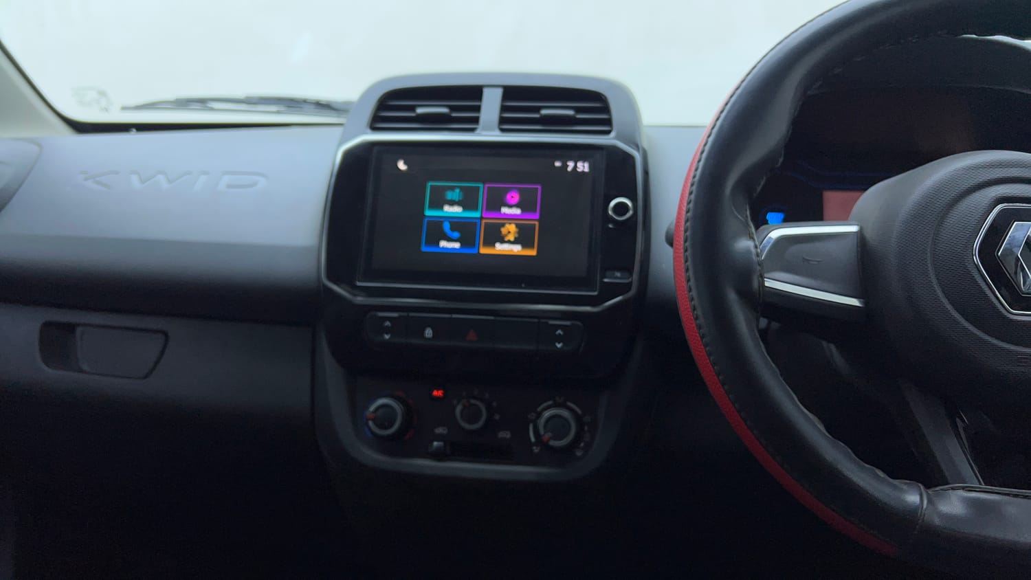 Used 2020 Renault Kwid RXT Petrol Manual top_features Integrated (in-dash) music system
