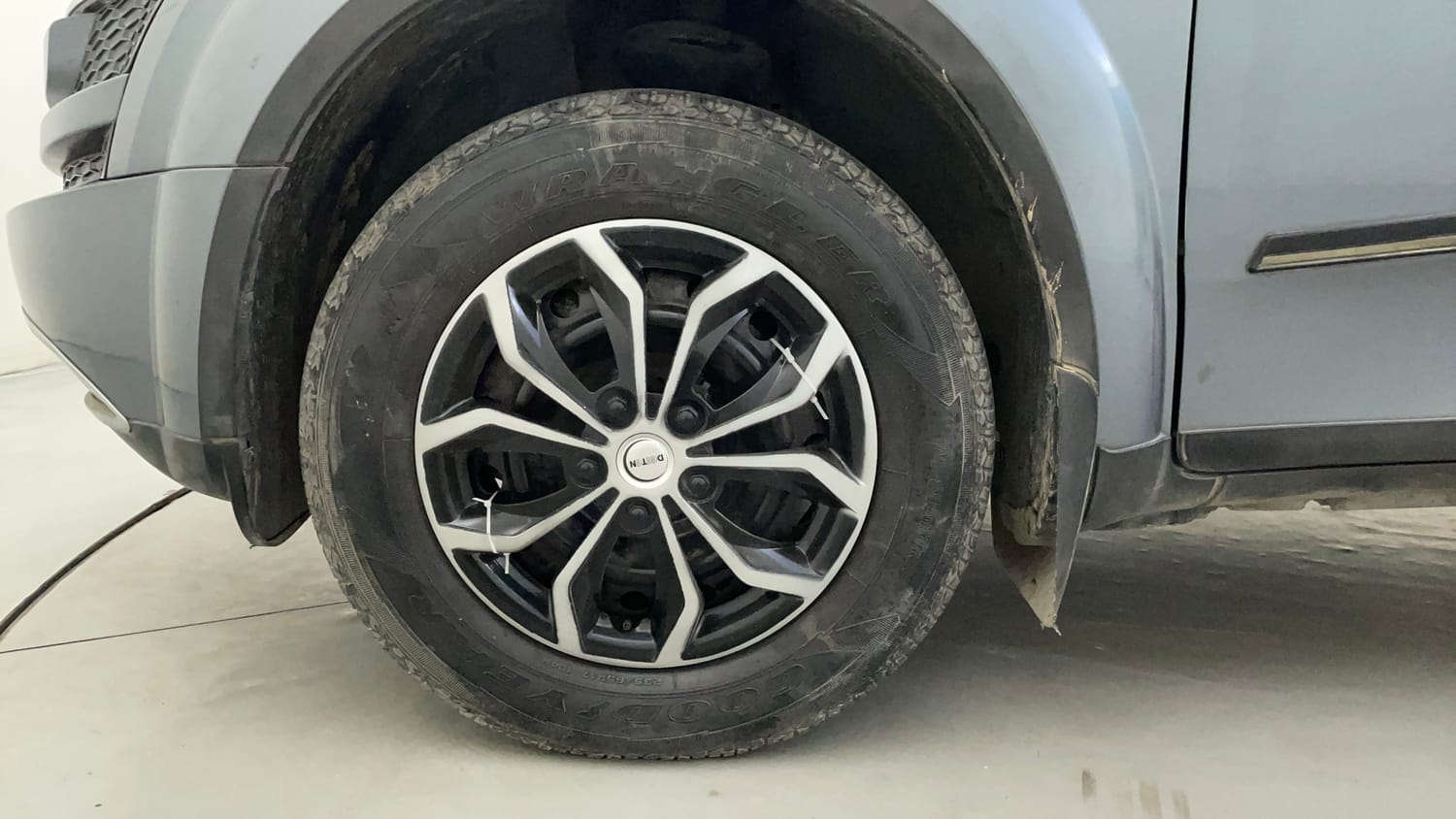 Used 2015 Mahindra XUV500 W6 Diesel Manual tyres LEFT FRONT TYRE RIM VIEW