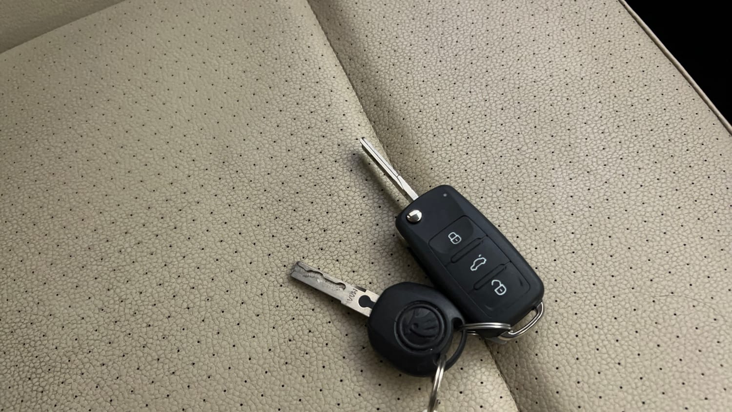 Used 2015 Skoda Rapid 1.6 MPI Elegance Plus Petrol Manual extra CAR KEY VIEW