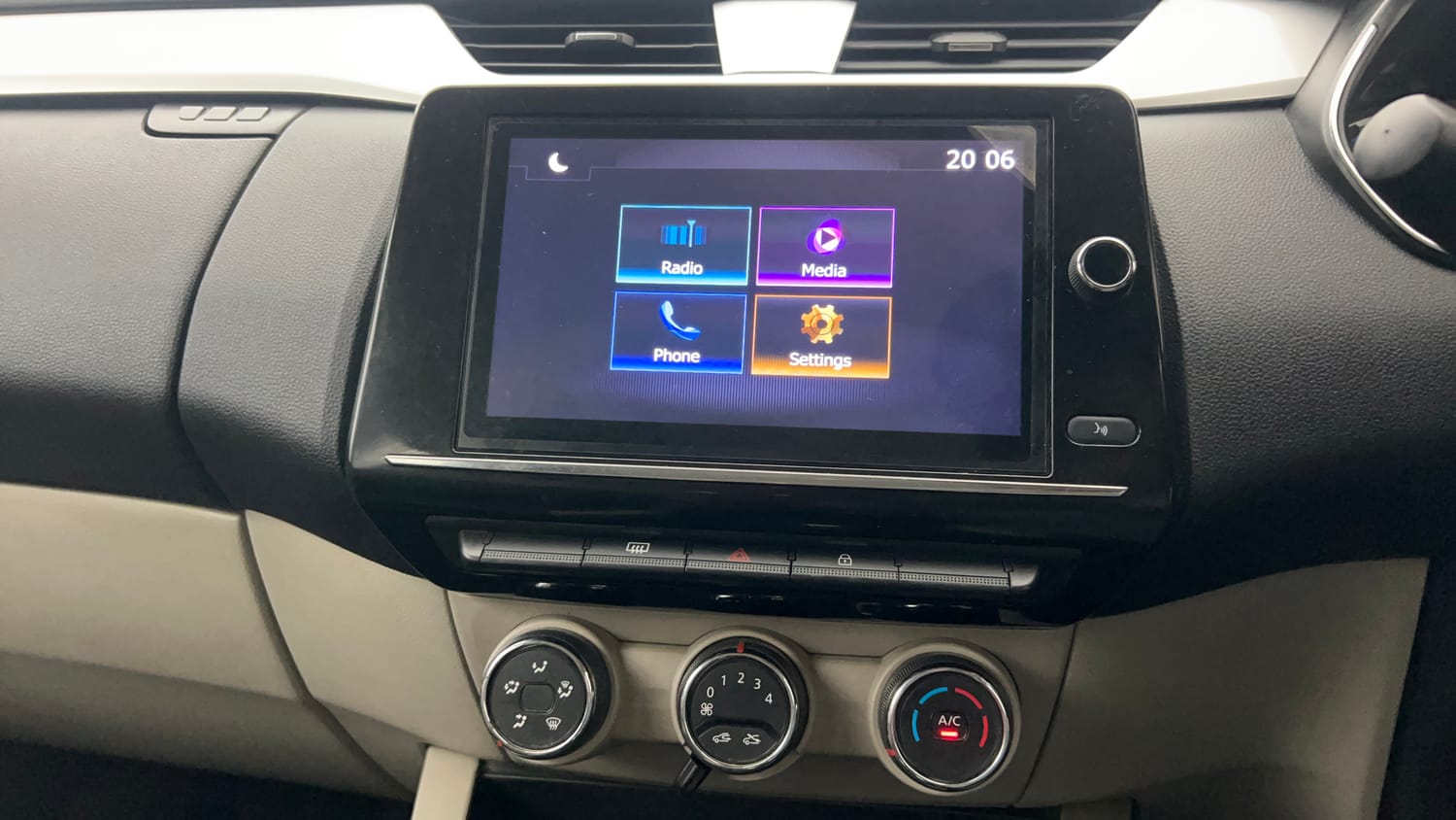 Used 2022 Renault Triber RXZ EASY-R AMT Dual Tone Petrol Automatic interior MUSIC SYSTEM & AC CONTROL VIEW