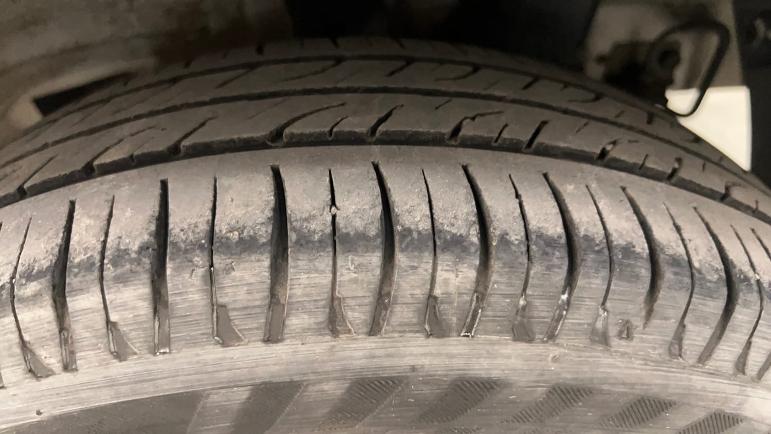 Used 2017 Hyundai Grand i10 Sportz (O) AT 1.2 Kappa VTVT Petrol Automatic tyres LEFT REAR TYRE TREAD VIEW