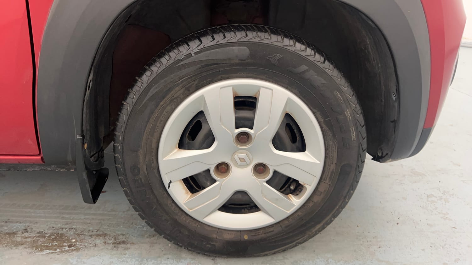 Used 2018 Renault Kwid RXT (O) 1.0 SCE Edition Petrol Manual tyres RIGHT FRONT TYRE RIM VIEW