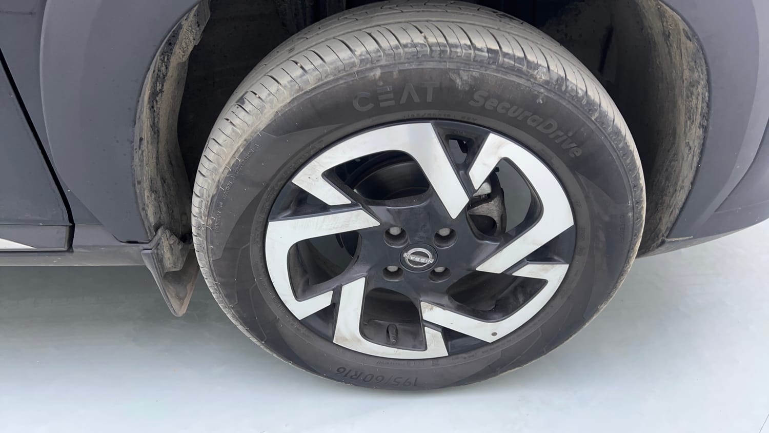 Used 2023 Nissan Magnite XV Premium Turbo Petrol Manual tyres RIGHT FRONT TYRE RIM VIEW