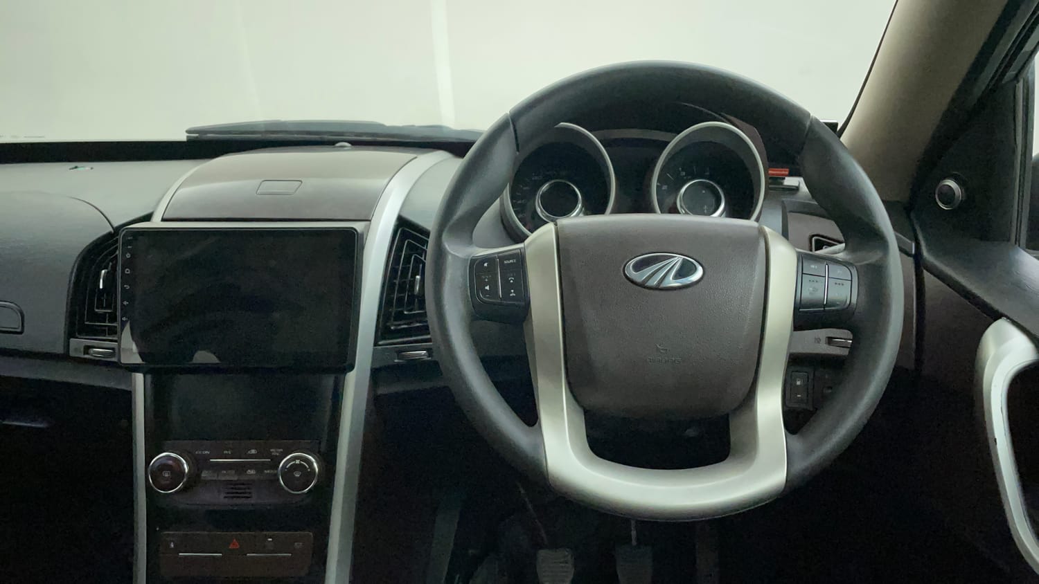 Used 2015 Mahindra XUV500 W6 Diesel Manual interior STEERING VIEW