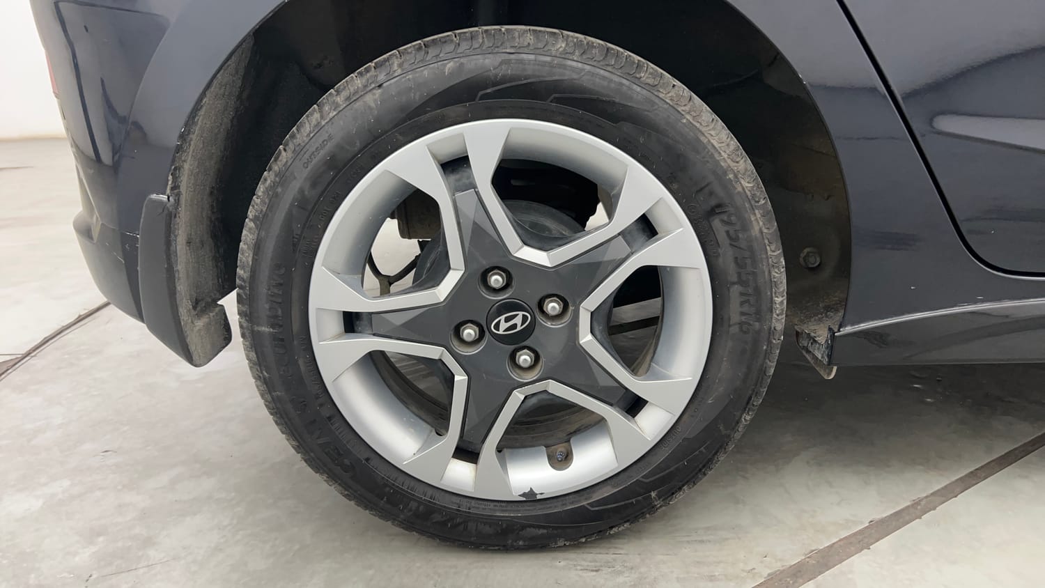 Used 2025 Hyundai i20 Sportz (O) 1.2 IVT Petrol Automatic tyres RIGHT REAR TYRE RIM VIEW