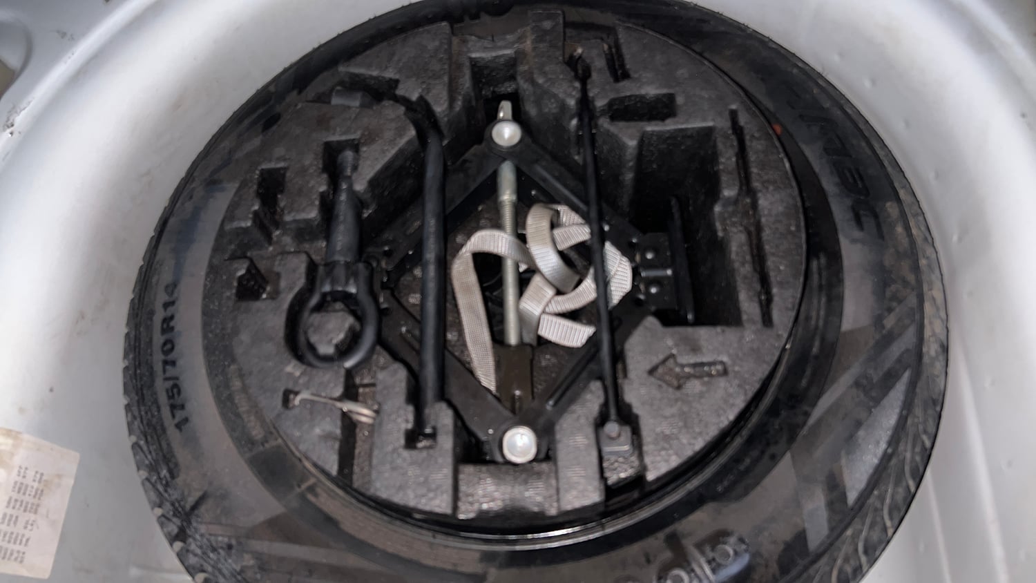 Used 2015 Volkswagen Polo Comfortline 1.2L (P) Petrol Manual tyres SPARE TYRE VIEW