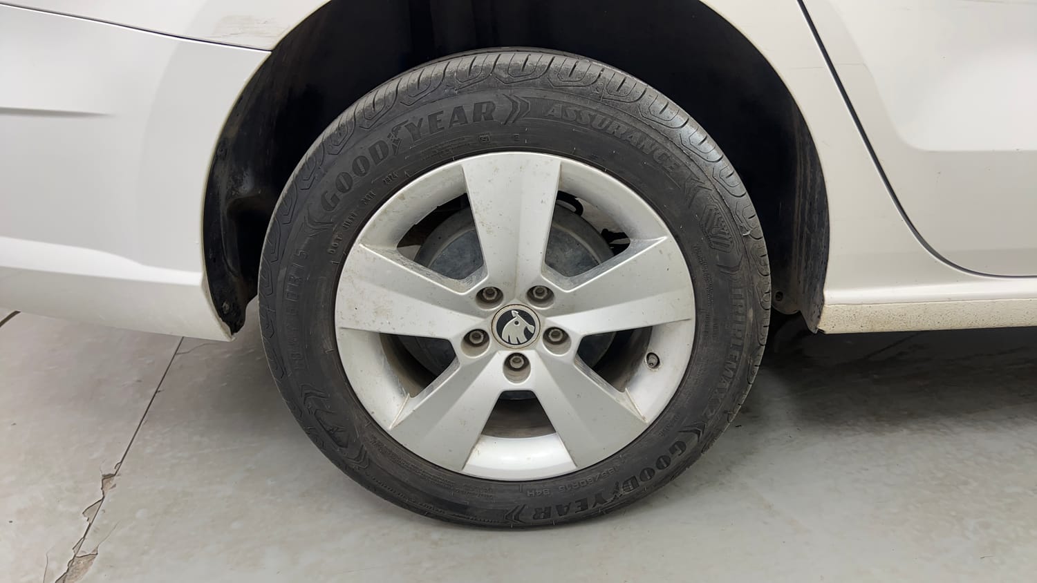 Used 2018 Skoda Rapid Style 1.6 MPI Petrol Manual tyres RIGHT REAR TYRE RIM VIEW