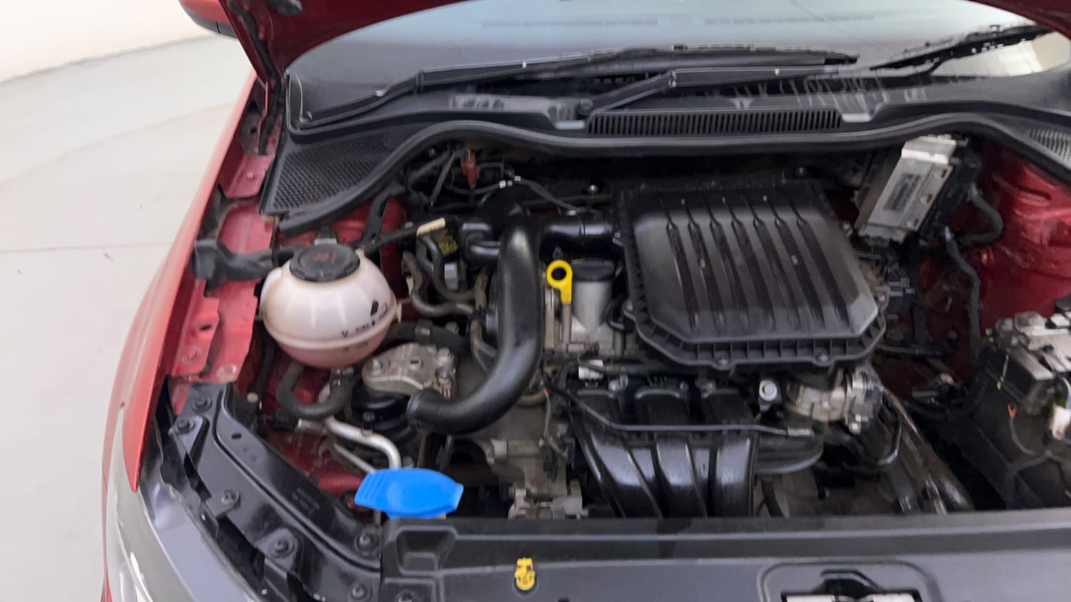 Used 2019 Volkswagen Ameo Highline Plus 1.0L (P) 16 Alloy Petrol Manual engine ENGINE RIGHT SIDE HINGE & APRON VIEW