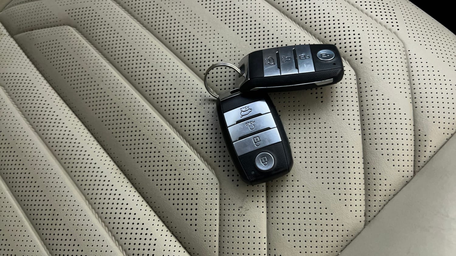 Used 2022 Kia Carens Luxury Plus 1.5 Diesel 6 STR Diesel Automatic extra CAR KEY VIEW