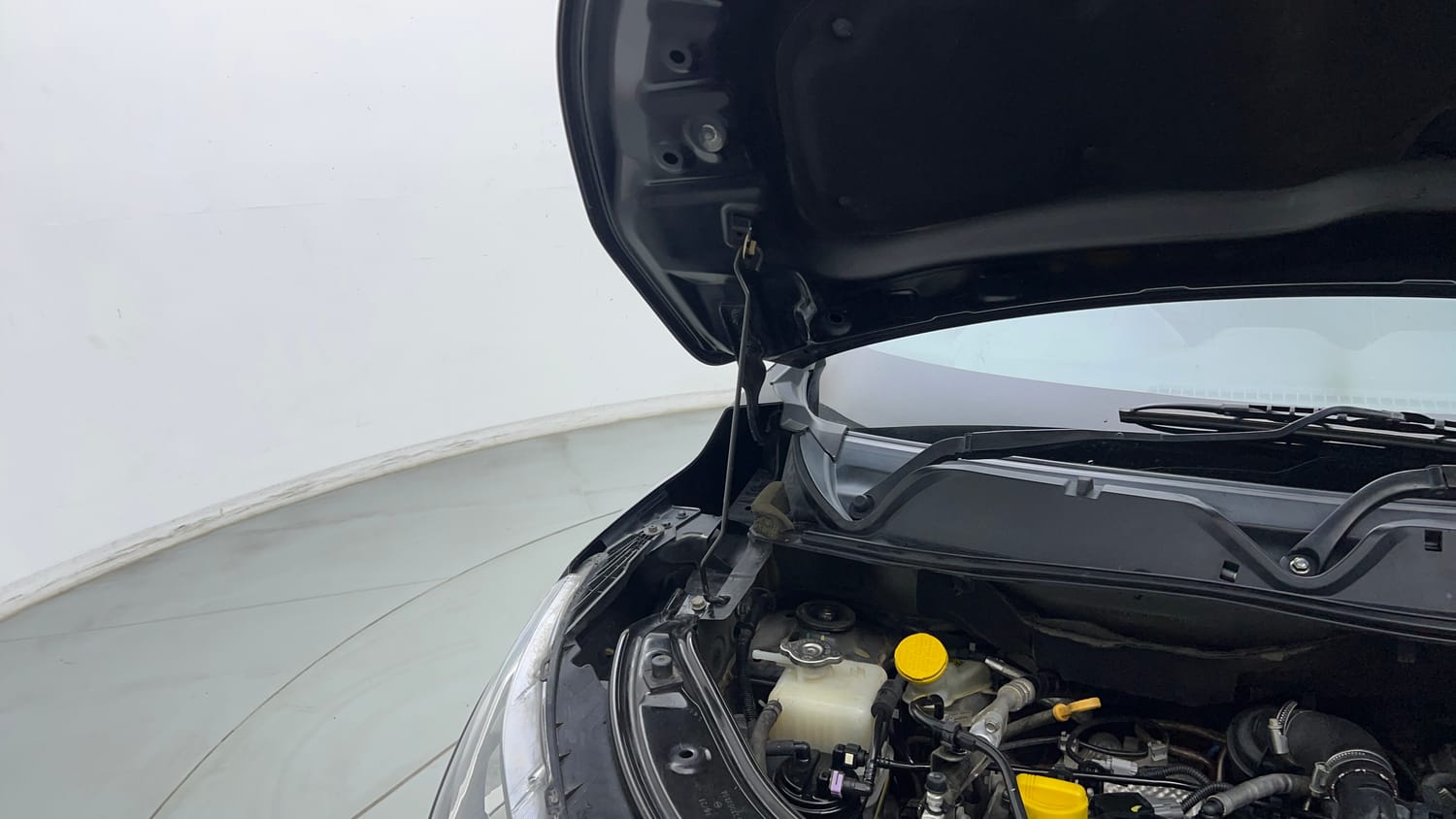 Used 2021 Nissan Magnite XV Turbo CVT Petrol Automatic engine ENGINE RIGHT SIDE HINGE & APRON VIEW