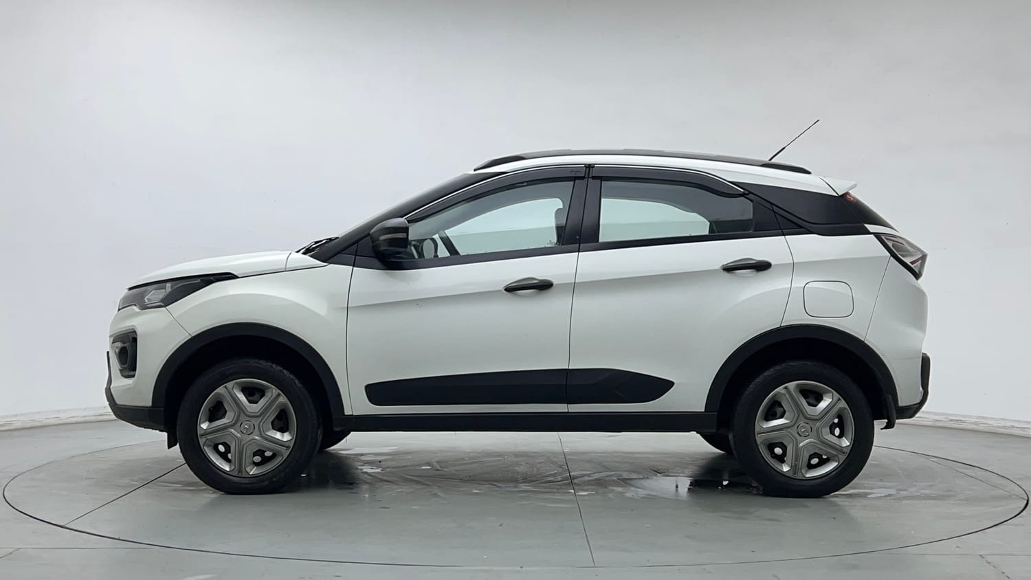 Used 2023 Tata Nexon XM S Petrol + CNG(Outside Fitted) Cng Manual exterior LEFT SIDE VIEW