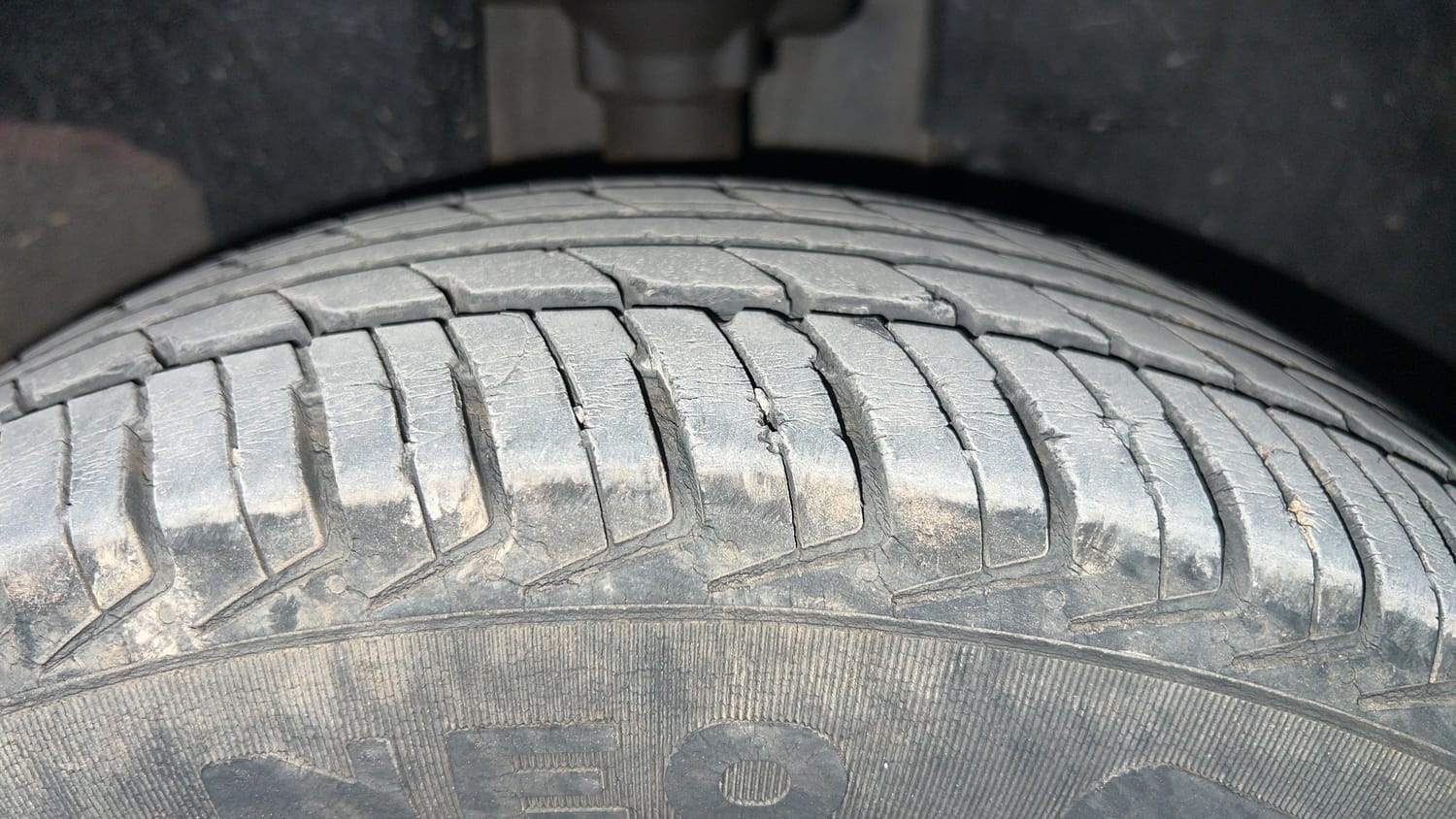 Used 2016 Renault Kwid RXT Petrol Manual tyres RIGHT FRONT TYRE TREAD VIEW