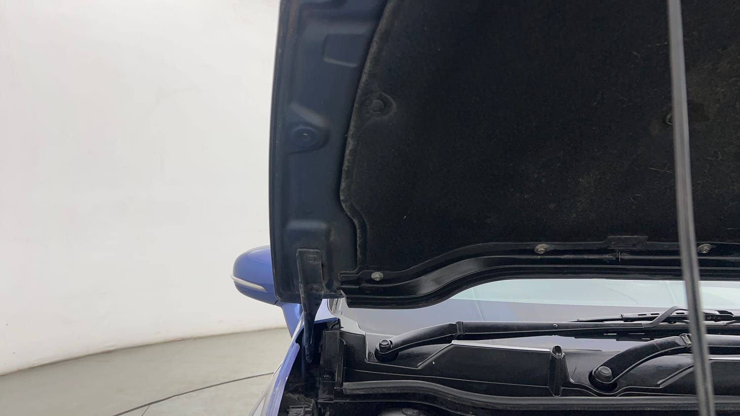Used 2016 Maruti Suzuki S-Cross Zeta 1.3 Diesel Manual engine ENGINE RIGHT SIDE HINGE & APRON VIEW