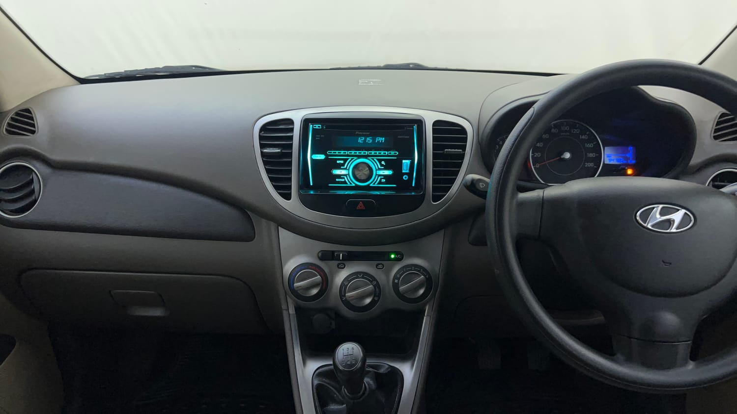 Used 2013 Hyundai i10 Era 1.1 iRDE2 Petrol Manual interior MUSIC SYSTEM & AC CONTROL VIEW