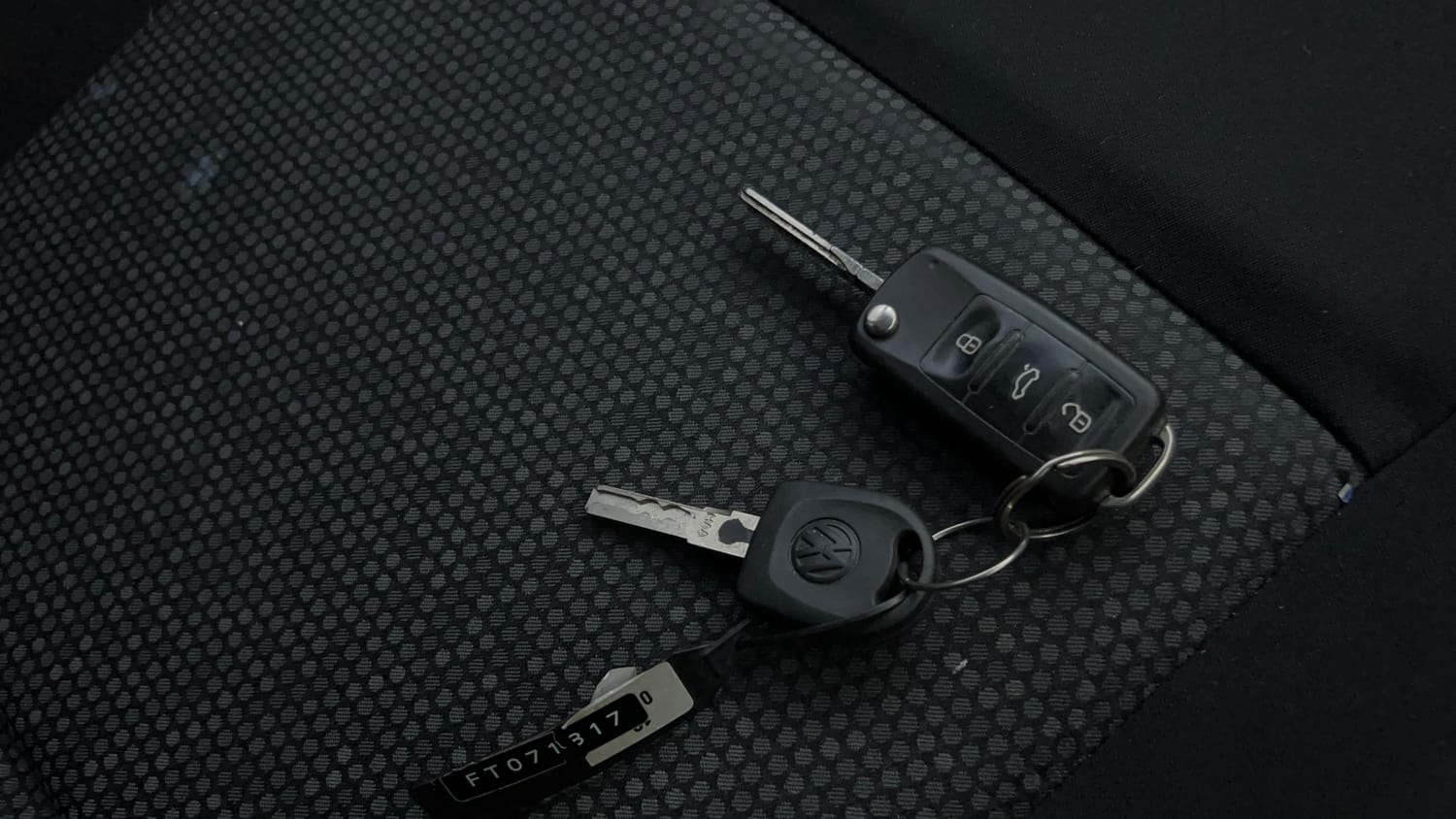 Used 2015 Volkswagen Polo Comfortline 1.2L (P) Petrol Manual extra CAR KEY VIEW