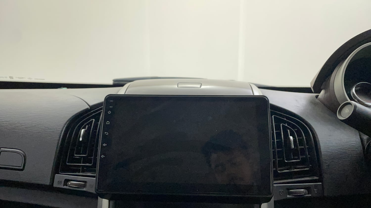 Used 2015 Mahindra XUV500 W6 Diesel Manual top_features Integrated (in-dash) music system