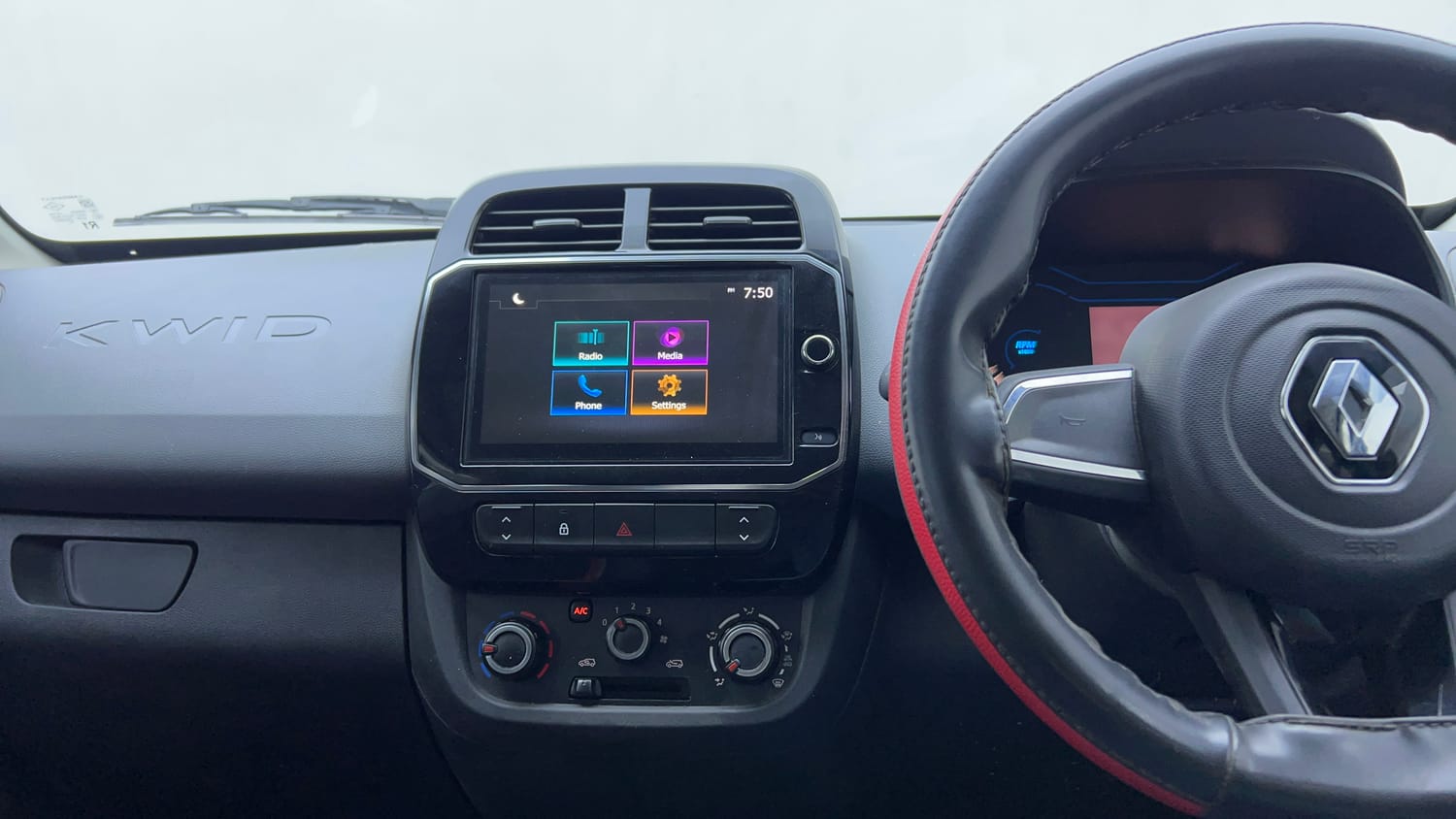 Used 2020 Renault Kwid RXT Petrol Manual interior MUSIC SYSTEM & AC CONTROL VIEW