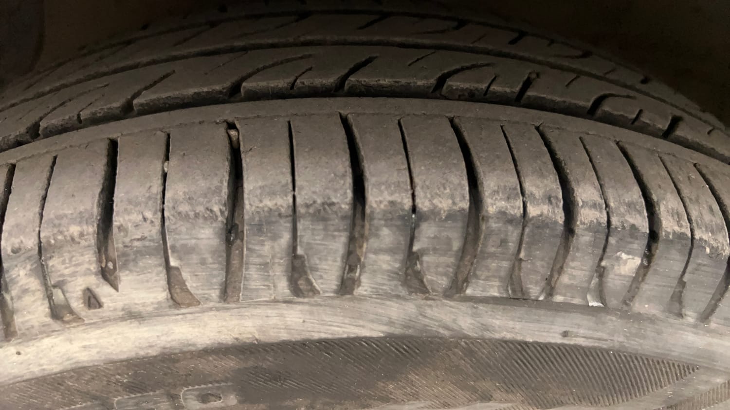 Used 2017 Hyundai Grand i10 Sportz (O) AT 1.2 Kappa VTVT Petrol Automatic tyres LEFT FRONT TYRE TREAD VIEW